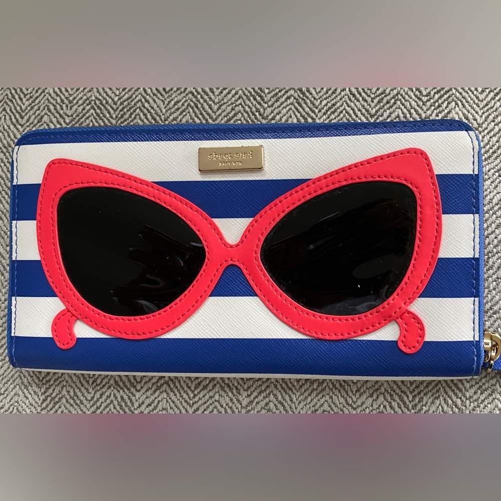 kate spade “make a splash” wallet
beautiful leather, fun sunglasses design